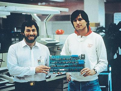 史蒂夫·乔布斯(Steve Jobs)和史蒂夫·沃兹尼亚克(Steve Wozniak) 史蒂夫·乔布斯(Steve Jobs)和史蒂夫·沃兹尼亚克(Steve Wozniak)